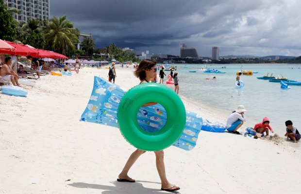 Turista visita praia de Tumon, na ilha de Guam, no Pacfico; territrio  ameaado por Pyongyang