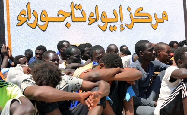 Imigrantes retirados de barco interceptado pela Guarda Costeira chegam a centro de detenção na Líbia