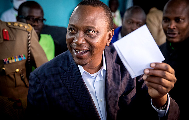 O presidente do Qunia, Uhuru Kenyatta, vota no pleito que o reelegeu 