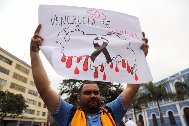 Manifestante pede socorro  Venezuela em protesto durante a reunio de chanceleres latinos em Lima