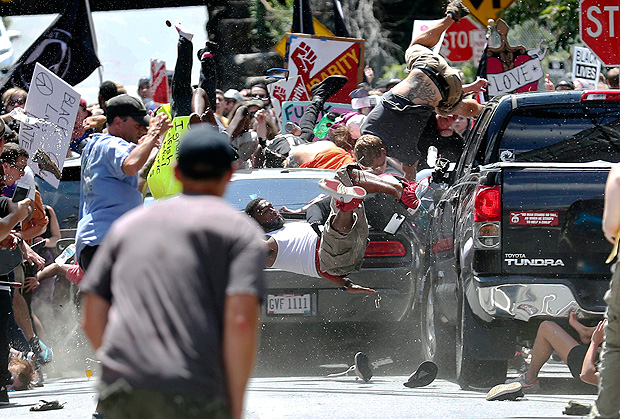 Carro atropela manifestantes contrários aos supremacistas em Charlottesville