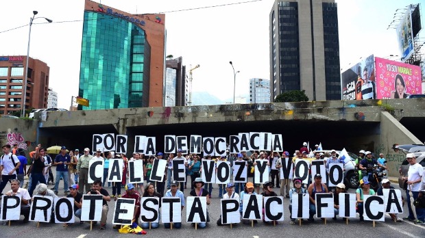 Manifestantes armam mensagem defendendo eleio e protestos durante ato contra Maduro em Caracas