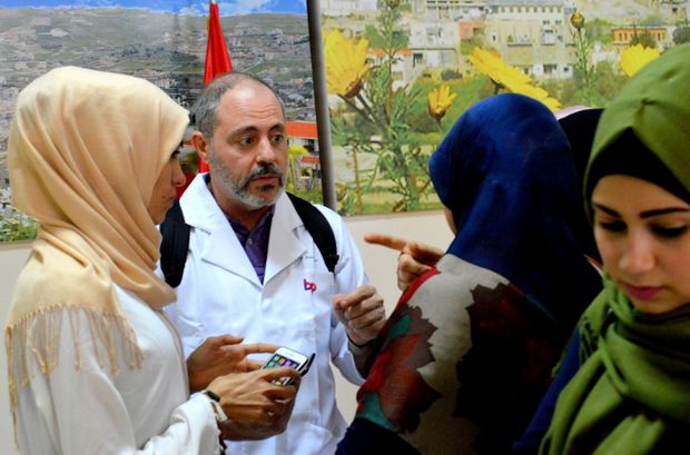 O cirurgio brasileiro Romeu Fadul atende mulheres no interior do Lbano