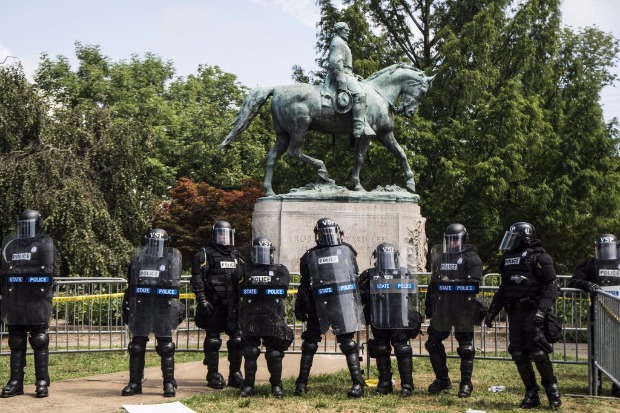 Policiais cercam monumento ao general confederado Robert Lee, que foi alvo do protesto supremacista