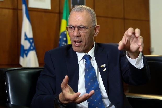 O embaixador israelense em Braslia, Yossi Shelley, concede entrevista  Folha na sede diplomtica