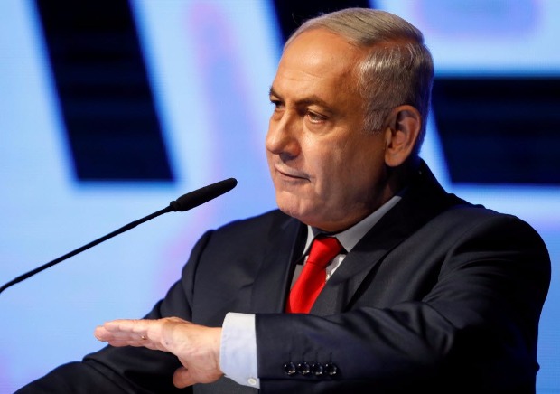 O premi israelense, Binyamin Netanyahu, discursa a seguidores em ato de apoio de seu partido, o Likud