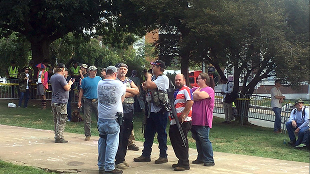 Imagem dos protestos da extrema-direita em Charlottesville no sbado (12)