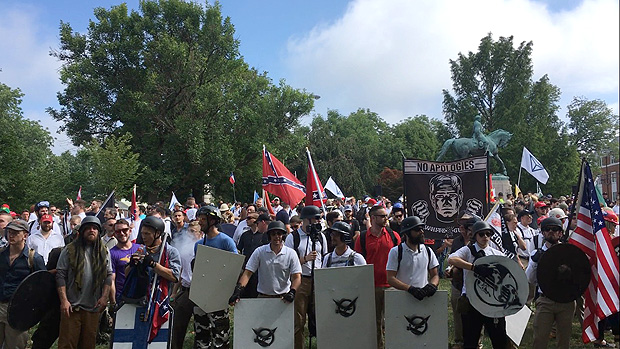 Imagem dos protestos da extrema-direita em Charlottesville no sbado (12)