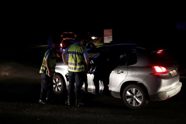 Policiais param carro em bloqueio prximo  cidade de Sept-Sorts, a 65 km de Paris