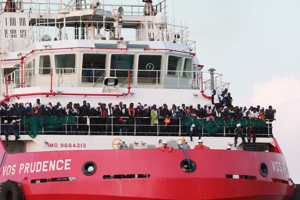 Barco da ONG Médicos Sem Fronteiras chega a porto italiano com 935 refugiados resgatados do Mediterrâneo