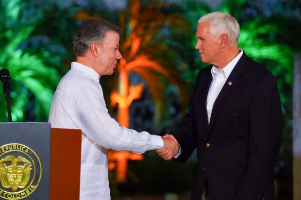 O presidente da Colmbia, Juan Manuel Santos, cumprimenta o vice dos EUA, Mike Pence, em Cartagena