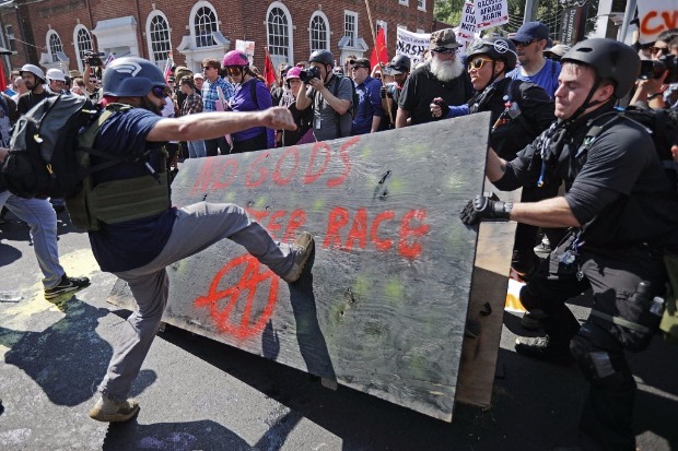Manifestante da extrema direita chuta escudo de antifascista em protesto em Charlottesville