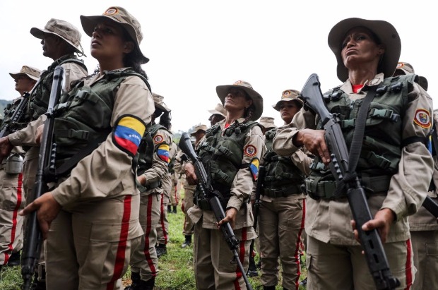 Grupo de militares participa de evento do regime de Nicols Maduro em Caracas na segunda-feira (14)