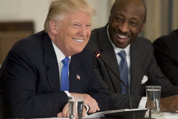 Donald Trump ri ao lado do CEO da Merck, Kenneth Frazier, em fevereiro; executivo deixa conselho 
