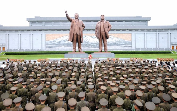 Soldados marcham em frente s esttuas de Kim Il-sung e Kim Jong-il ao comemorar o Dia da Liberdade