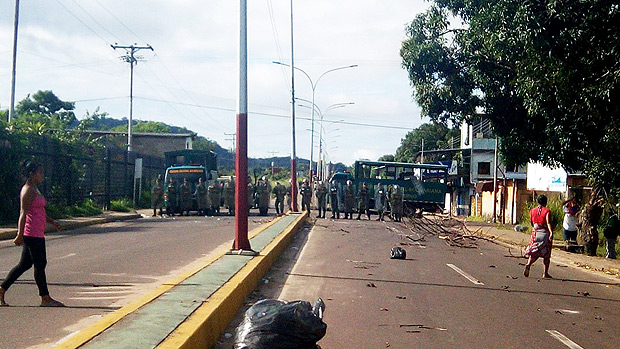 Policiais montam guarda perto do presdio de Puerto Ayacucho, na Venezuela, onde 36 pessoas morreram