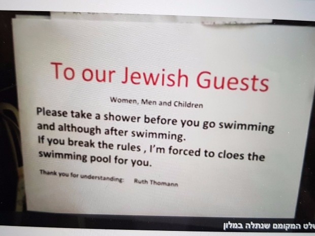 Cartaz ao lado da piscina do Aparthaus Paradies, na Sua, pede ao judeus que tomem ducha