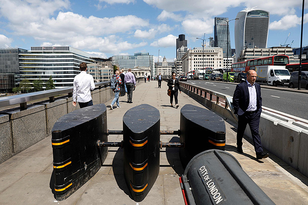 Barreiras instaladas na ponte de Londres aps atentado matar oito pessoas em junho