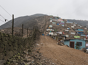 Muro separa ricos e pobres em Lima, no Peru – Avener Prado/Folhapress Muro separa ricos e pobres em Lima, no Peru – Avener Prado/Folhapress