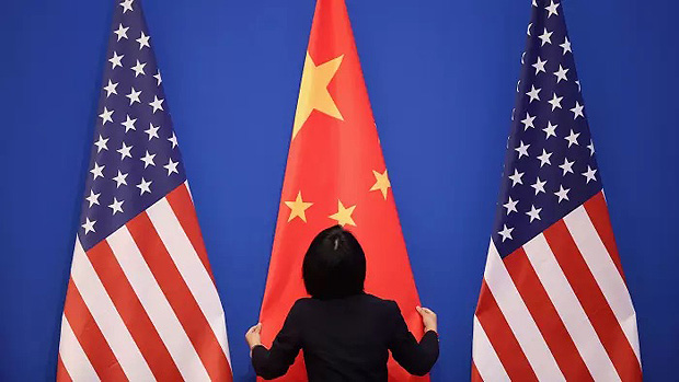 Foto com bandeiras de EUA e China ilustra reportagem sobre 'guerra comercial' no 'Financial Times