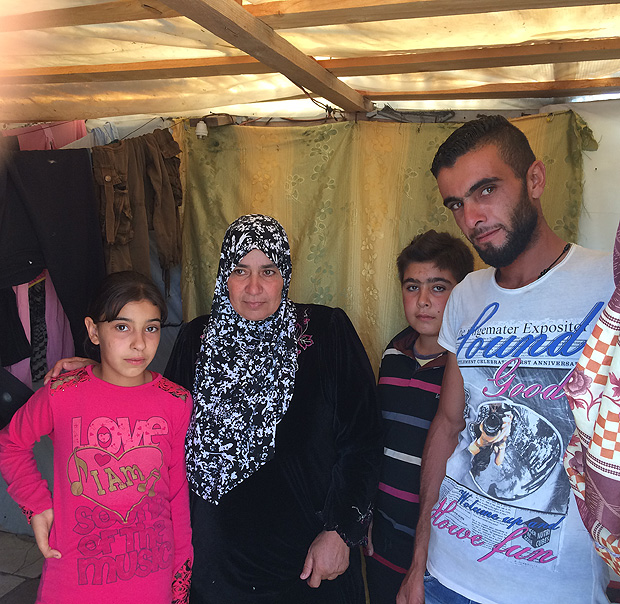 A síria Shadia Gassem Amar, 50, e três de seus quatro filhos em campo de refugiados no Vale do Bekaa, no Líbano
