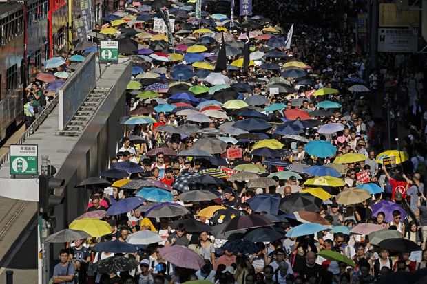 Multido protesta com guardas-chuva contra priso de lderes de movimento pr-democracia em Hong Kong