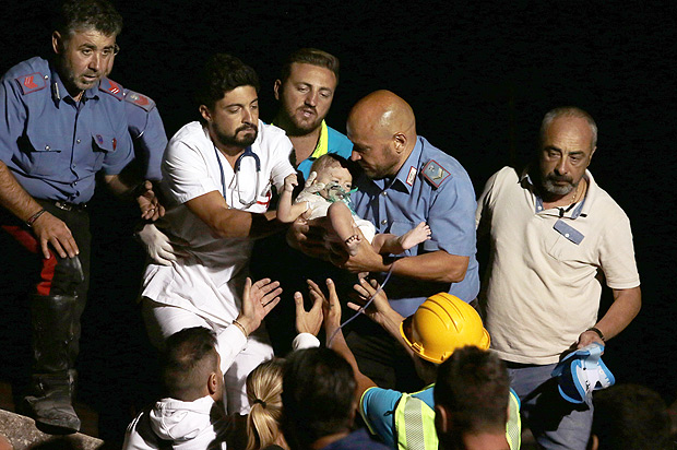 (170822) -- ISCHIA, agosto 22, 2017 (Xinhua) -- Rescatistas salvan a un beb luego de un sismo en la isla de Ischia, en Npoles, Italia, el 22 de agosto de 2017. Los equipos de emergencia luchan contra el tiempo para rescatar a las vctimas de un sismo de magnitud 4,0 que sacudi el lunes en la noche la isla surea italiana de Ischia. El temblor caus la muerte a por lo menos dos mujeres y dej 39 heridos, de acuerdo con los informes ms recientes. (Xinhua/Str) (jg) (ah)
