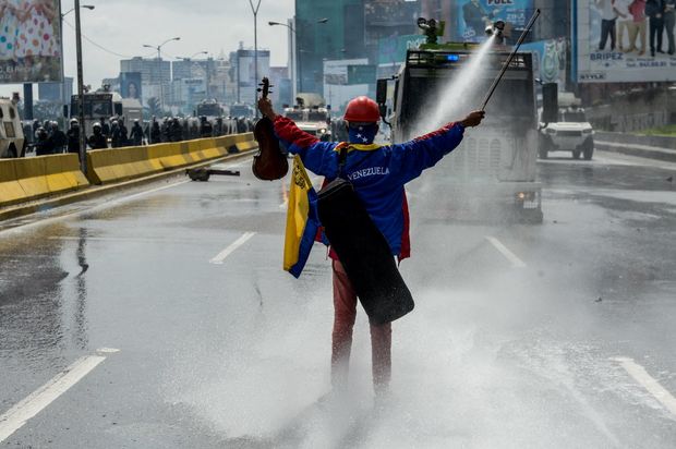 O violinista Wuilly Arteaga  alvejado por jato de gua da polcia durante protesto em Caracas