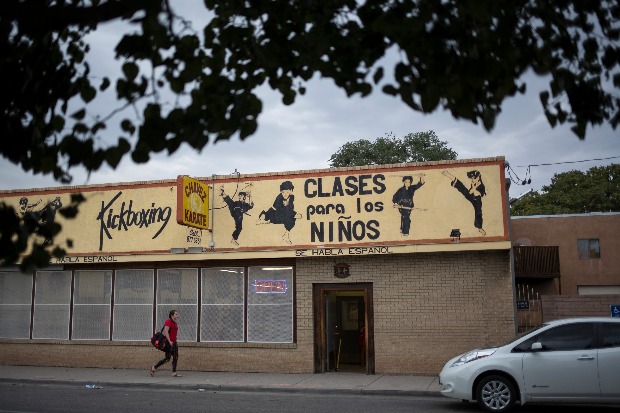 Escola de lutas em um bairro de Albuquerque, no Novo Mxico; espanhol prospera nos EUA
