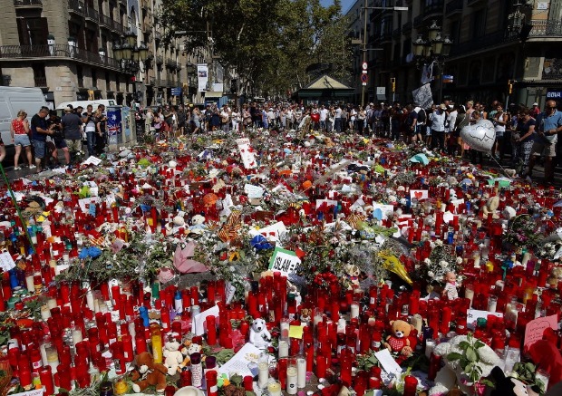 Moradores e turistas de Barcelona fazem homenagem aos mortos no atentado de 17 de agosto