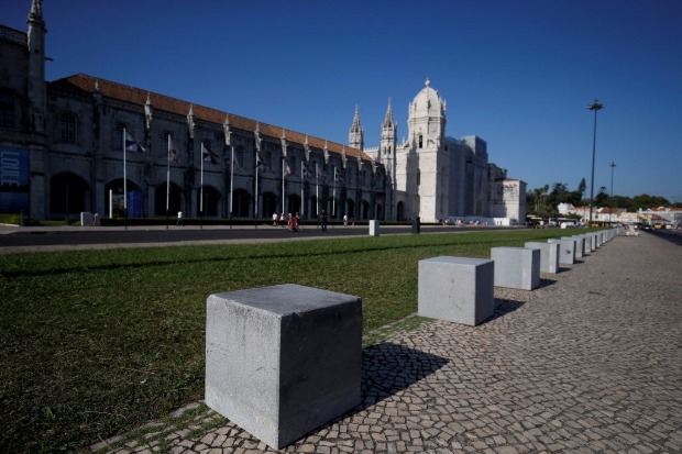Cubos cercam calada prxima ao monastrio dos Jernimos, um dos pontos tursticos de Lisboa