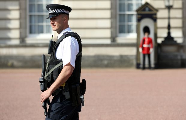 A police officer patrols within the grounds of Buckingham Palace in London, Britain August 26, 2017. REUTERS/Paul Hackett ORG XMIT: PMH01