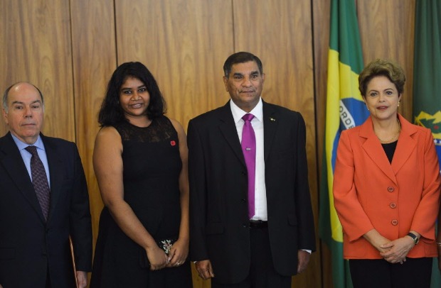 Jagath Jayasuriya entrega credenciais à presidente Dilma Rousseff ao chegar ao Brasil em 2015