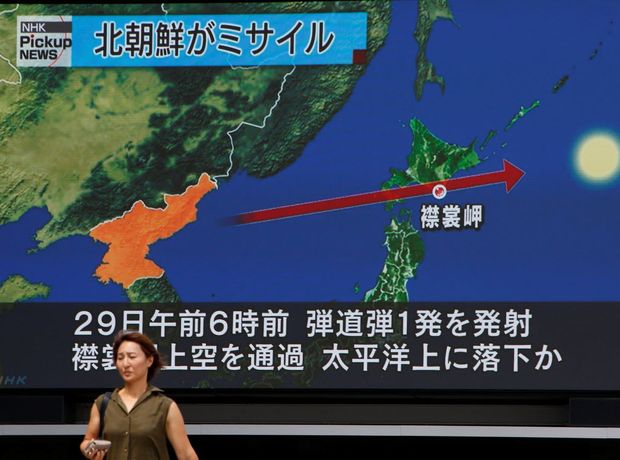 Mulher em Tquio, no Japo, prximo a monitor que mostra trajetria de mssil lanado pela Coreia do Norte