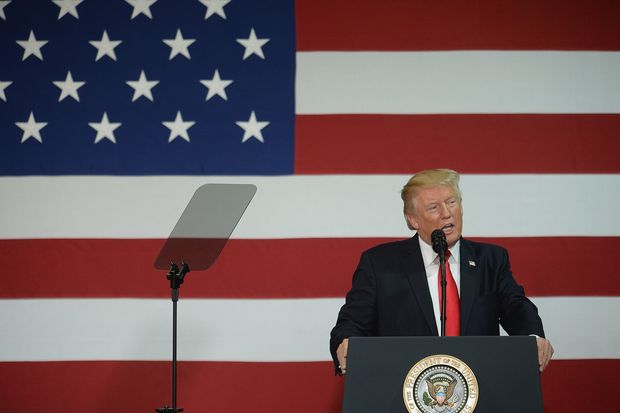O presidente americano, Donald Trump, fala sobre impostos em uma fábrica no Missouri nesta quarta (30)