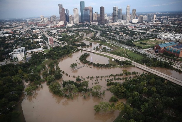 Região inundada perto do centro de Houston; água da inundação pode levar uma semana para baixar