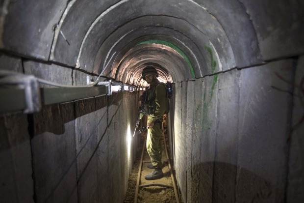 Soldado de Israel faz guarda de tnel do Hamas para a faixa de Gaza durante o conflito armado de 2014