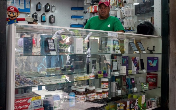Comerciante de eletrnicos, Csar Pinto, 39, passou a vender chocolates, Nutella e pasta de dentes