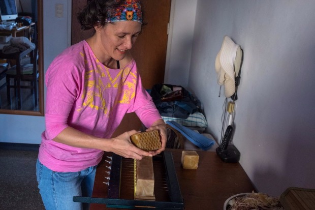 A designer grfica Ana Mara Lora, 45, pediu demisso para fabricar sabonetes caseiros em Caracas