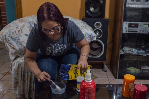 Rusol Santos, 53, usa maisena entre os ingredientes para produzir seu desodorante caseiro