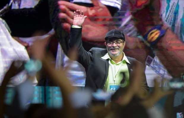 O lder das Farc, Rodrigo Londoo, o Timochenko, acena no congresso em que guerrilha virou partido