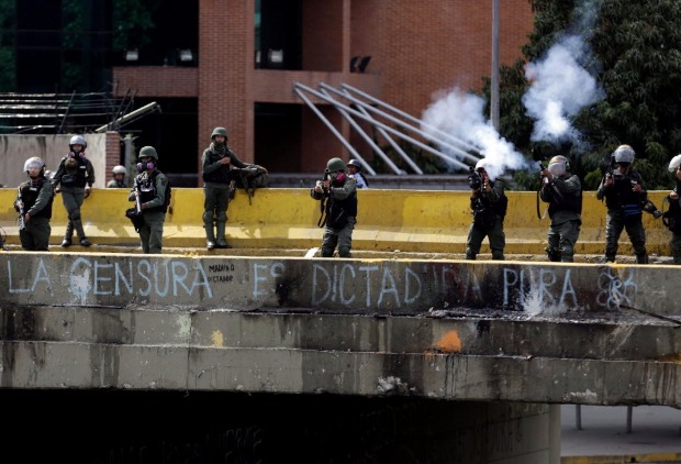 Guardas atiram bomba contra manifestantes em viaduto pichado com a frase "Censura  pura ditadura"