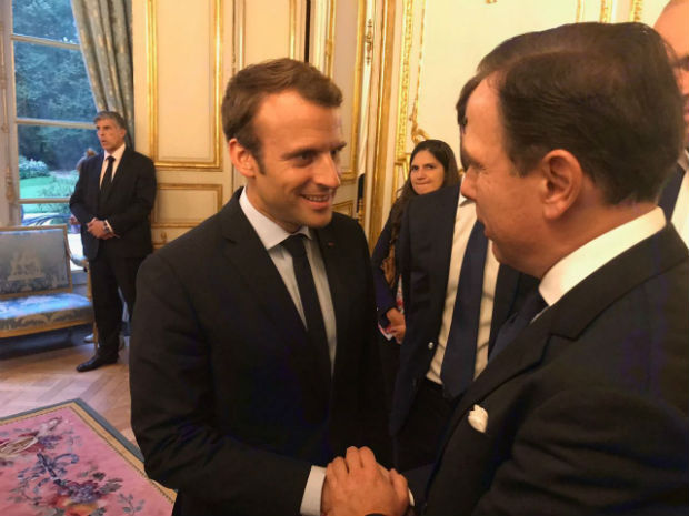 O prefeito de So Paulo, Joo Doria, cumprimenta o presidente da Frana, Emmanuel Macron, em evento em Paris