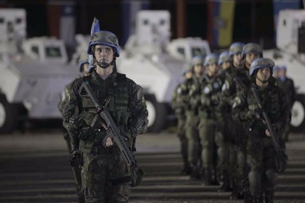 Militares brasileiros formam na cerimnia de encerramento da misso de paz da ONU no Haiti