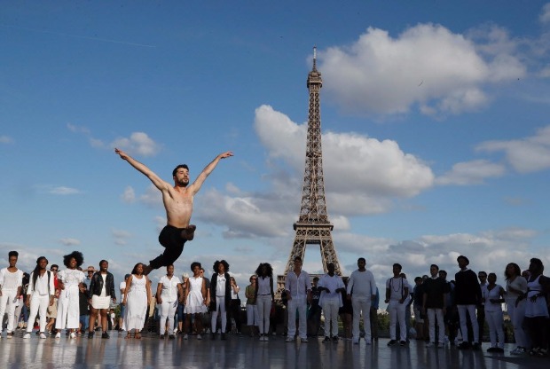 O dançarino sírio-palestino Ahmad Joudeh se apresenta na praça dos Direitos Humanos, em Paris