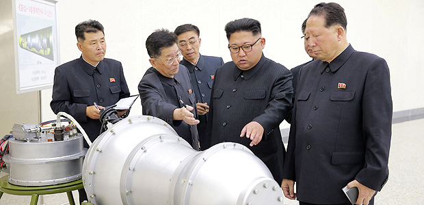 Ditador norte-coreano Kim Jong-un examina mssil em foto divulgada por seu governo