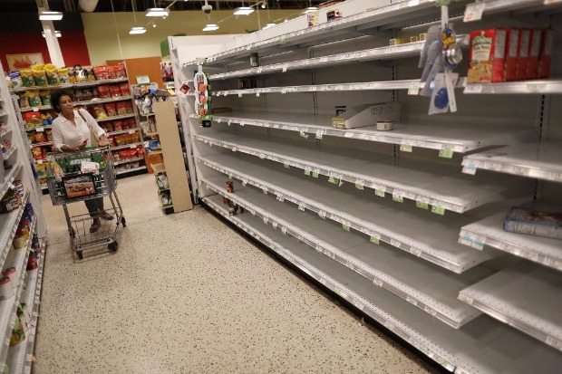 Supermercado de Miami fica vazio depois das compras dos moradores para enfrentar o Irma