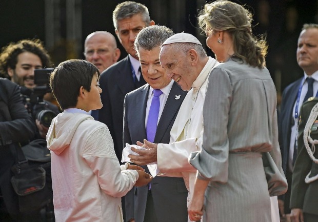 17249329 Mediador da paz entre governo e Farc, papa Francisco chega à Colômbia
