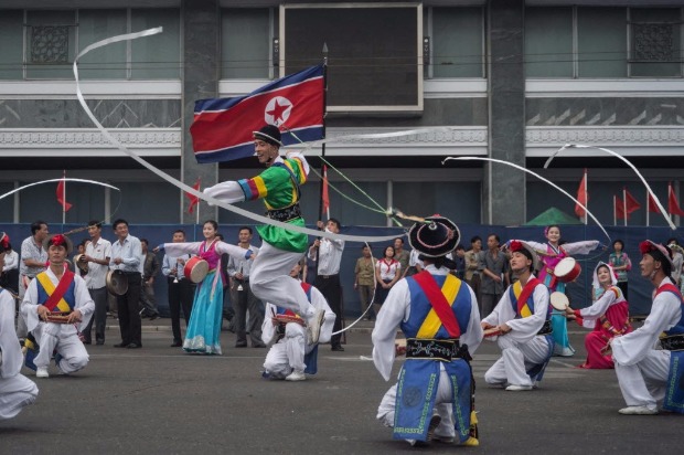 Danarinos se apresentam durante comemorao do teste nuclear da Coreia do Norte em Pyongyang