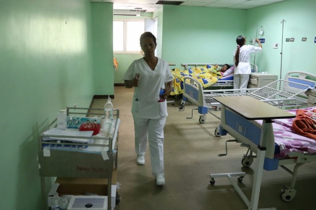 Enfermeiras no hospital materno-infantil de Caracas; difteria ressurge na Venezuela ap�s 26 anos